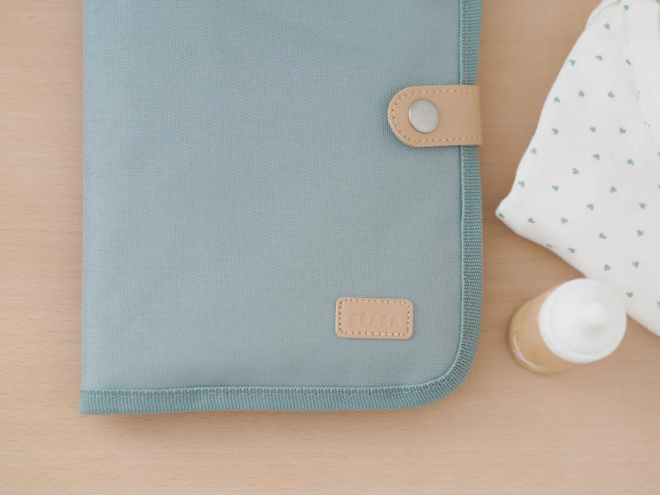 Accessoires De Toilette*BÉABA Protege Carnet De Sante Sage Green